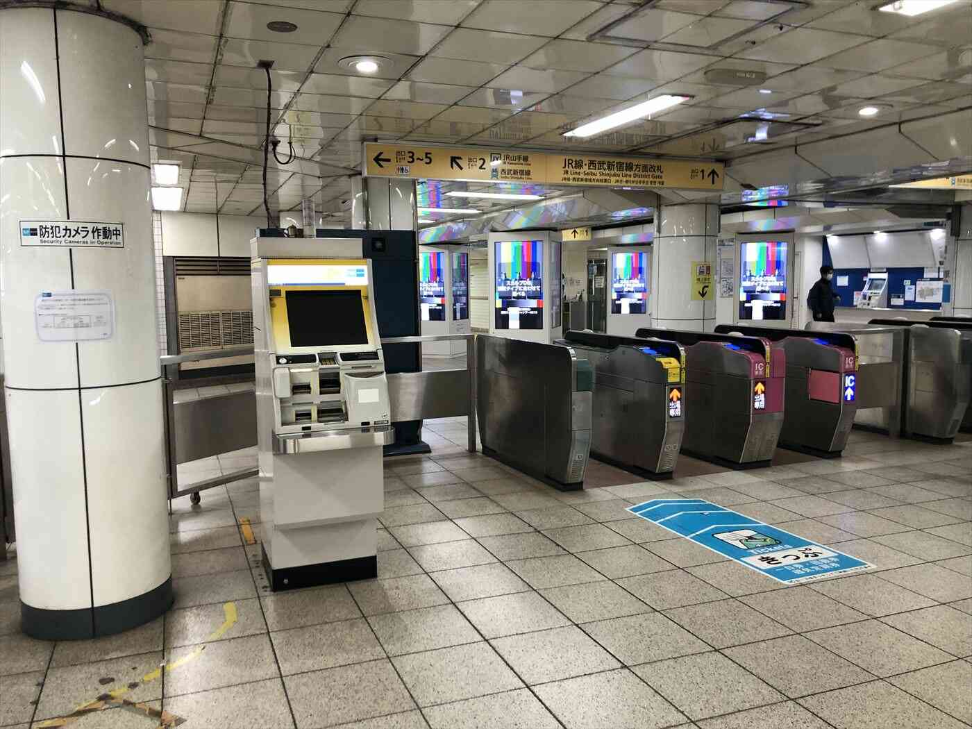 高田馬場駅：ＪＲ線・西武新宿線方面改札（２番線ホームからエスカレーター利用時）