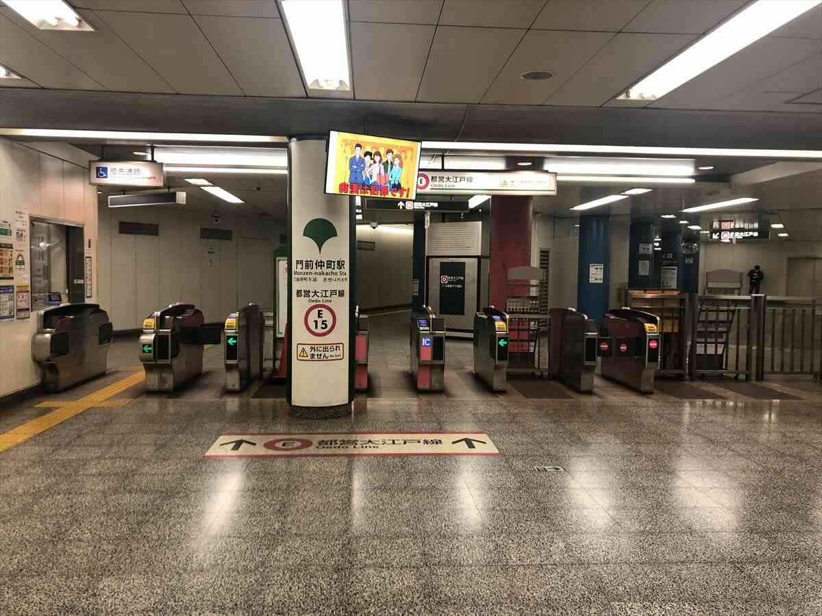 門前仲町駅：大江戸線・のりかえ改札（１番線ホーム側）