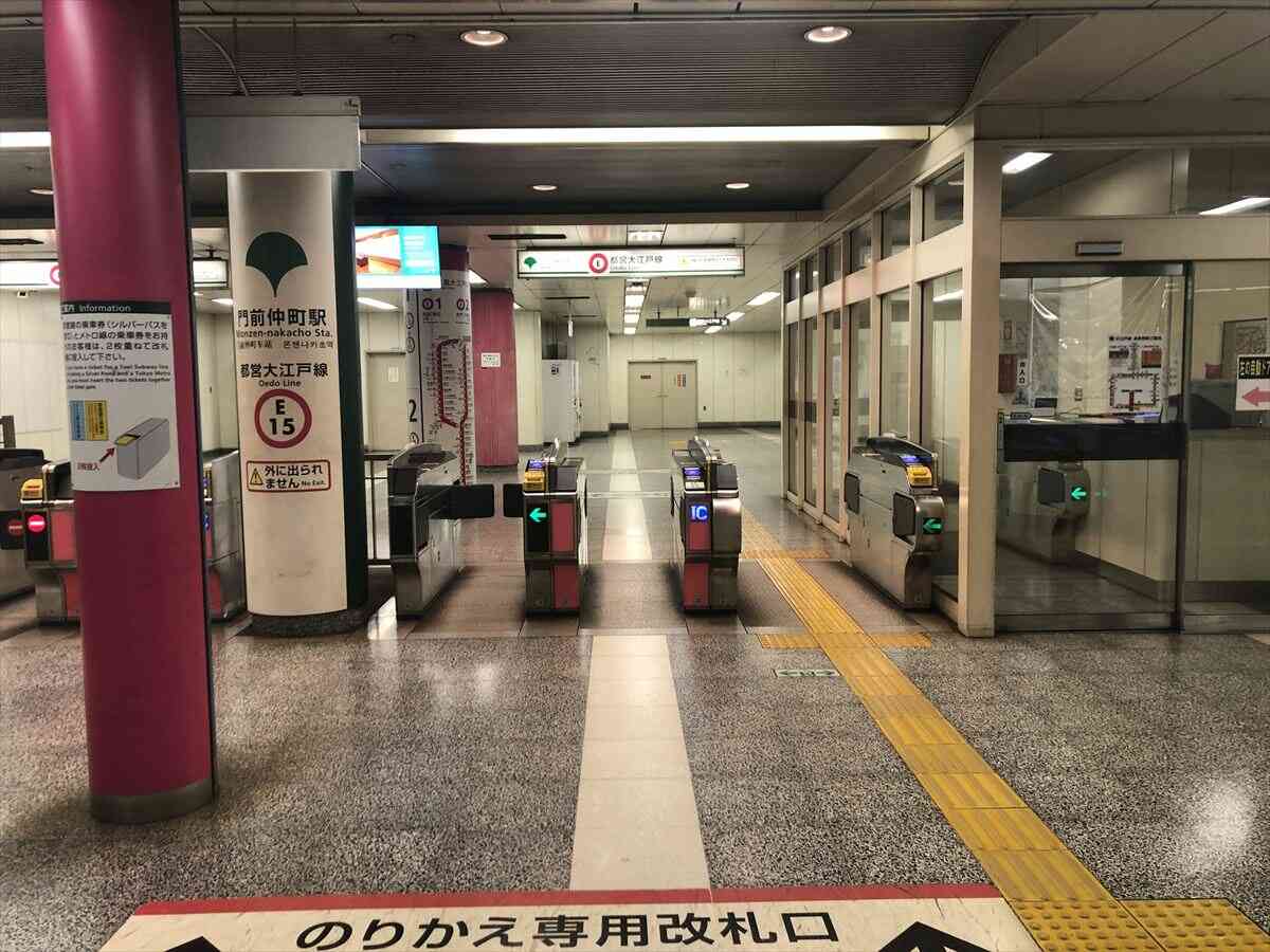 門前仲町駅：大江戸線・のりかえ改札（２番線ホーム側）