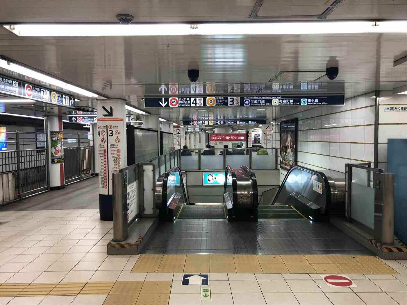 ３・４番線ホーム階（地下２階）行き下りエスカレーター。半蔵門線・有楽町線・南北線のりかえはこちらから