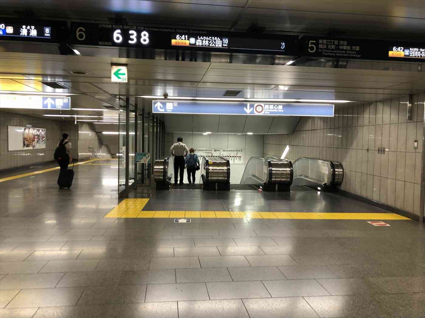 副都心線ホーム階行き下りエスカレーター