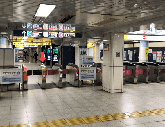東京メトロ南北線・有楽町線への乗り換えは、オレンジ色の乗り換え専用改札を通ります。