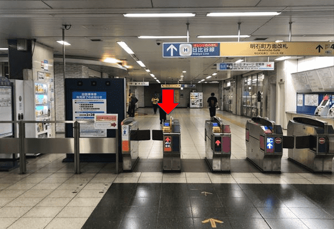 東京メトロ日比谷線乗り換えの際、オレンジ色の乗り換え専用改札を通ります。