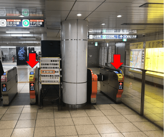 東京メトロ千代田線・日比谷線乗り換え時は、オレンジ色の乗り換え専用改札を通ります。