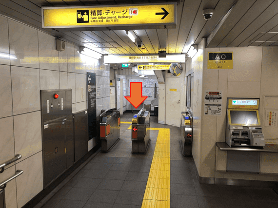 大江戸線乗り換えの際、オレンジ色の乗り換え専用改札を通ります。