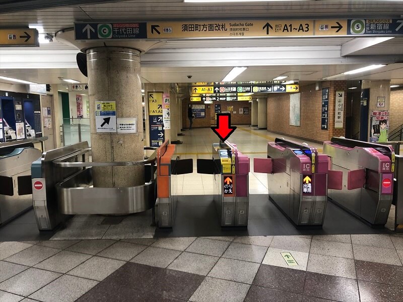 東京メトロ千代田線（新御茶ノ水駅）へエレベーターにて乗り換えの際、オレンジ色の乗り換え専用改札を通ります。