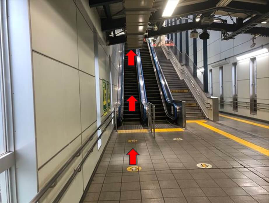 列車を降りたら、大崎方面寄りの突き当りまで歩いて上りエスカレーターで４階へ