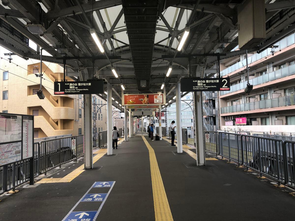 道なりに進むと池上線ホームに到着