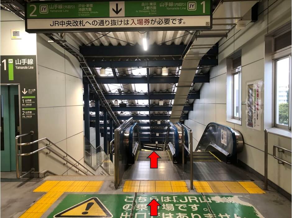 山手線のりかえ改札を通ったら、目の前にある下りエスカレーターまたはエレベーターに乗ります。