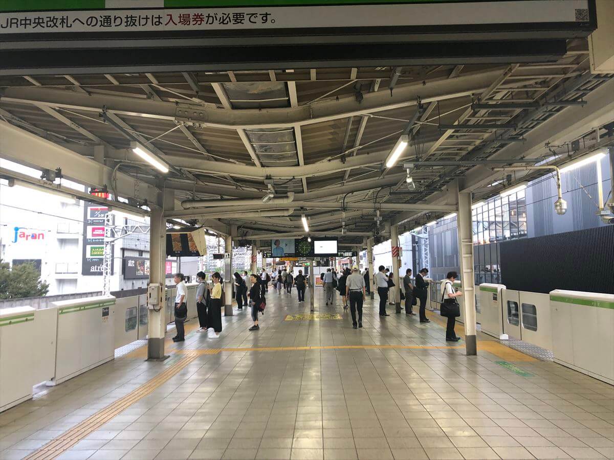 山手線ホームに到着