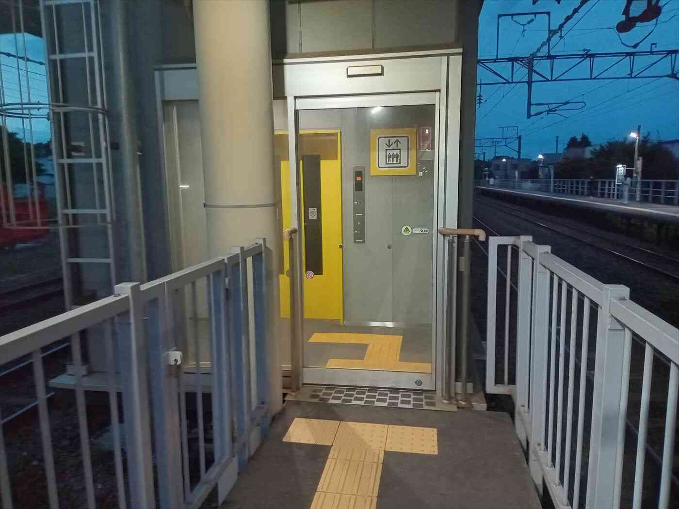 ２・３番線ホームエレベーター（北広島方面寄りの突き当り）