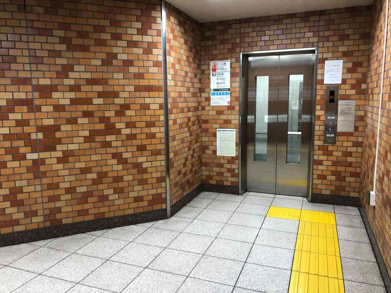 専修大学方面改札階行きエレベーター（新宿線１番線ホーム）