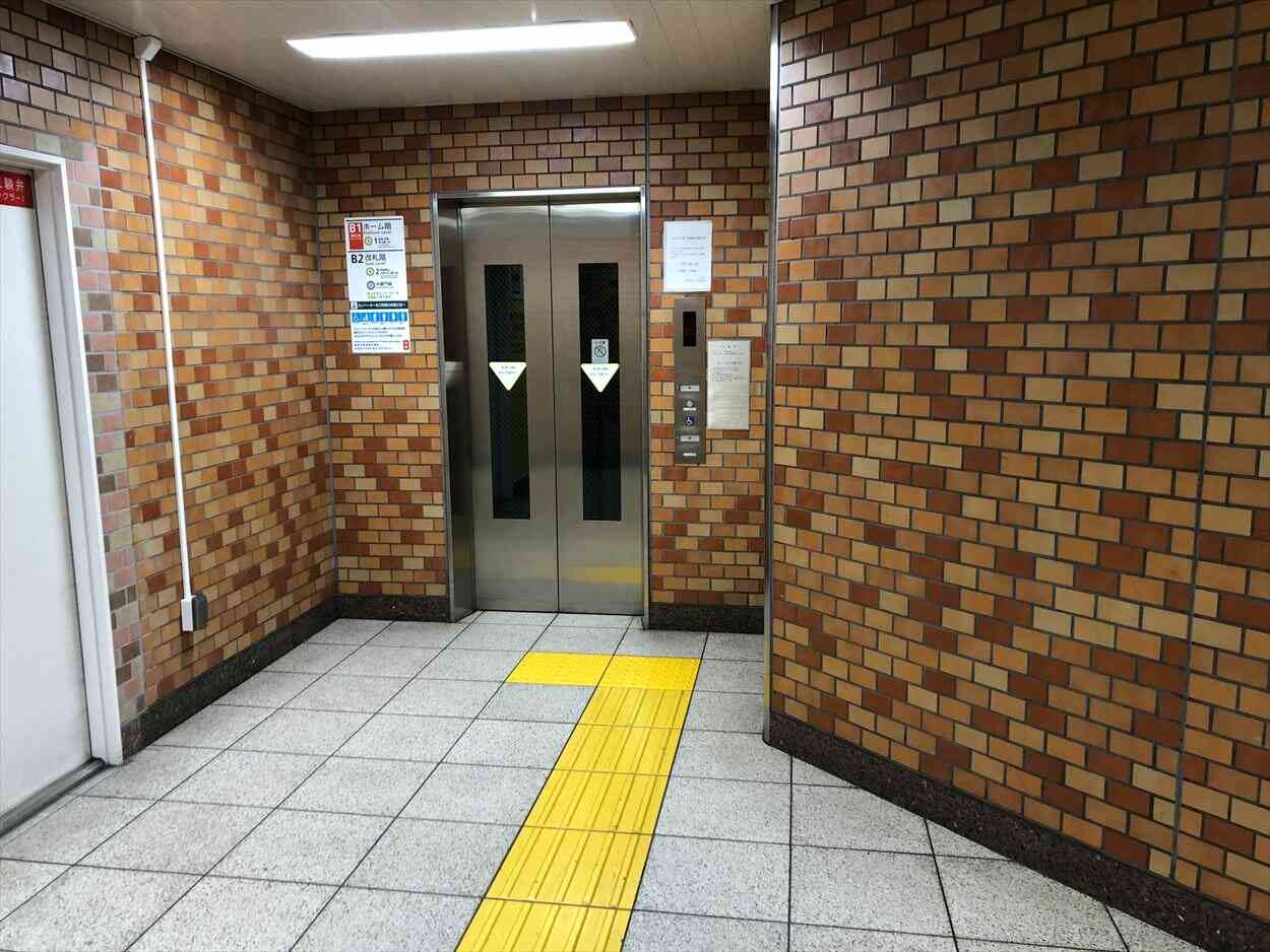 専修大学方面改札階行きエレベーター（新宿線２番線ホーム）