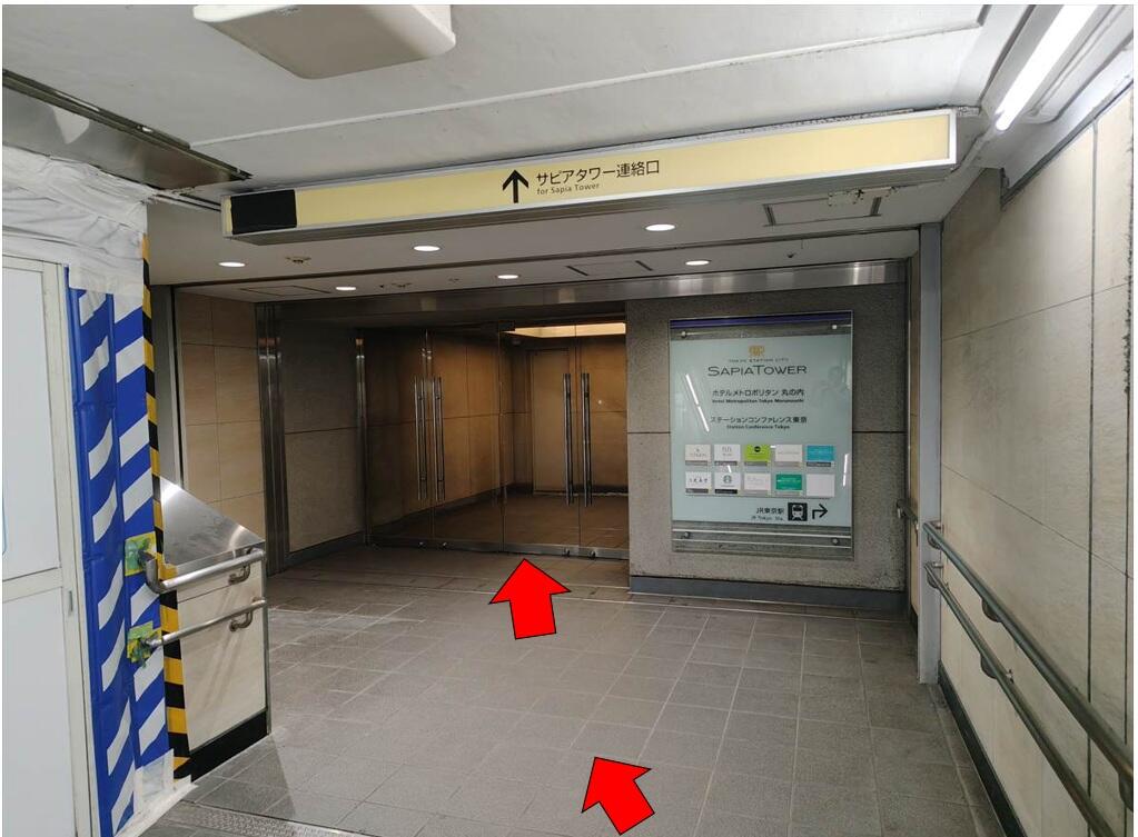 階段を上ったら、サピアタワー連絡口があるので、中に入ります。