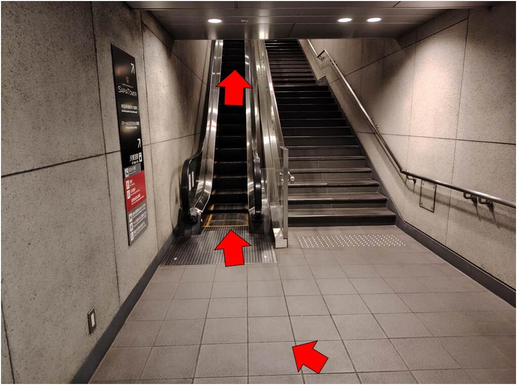 中に入ったら、上りエスカレーターに乗ります。