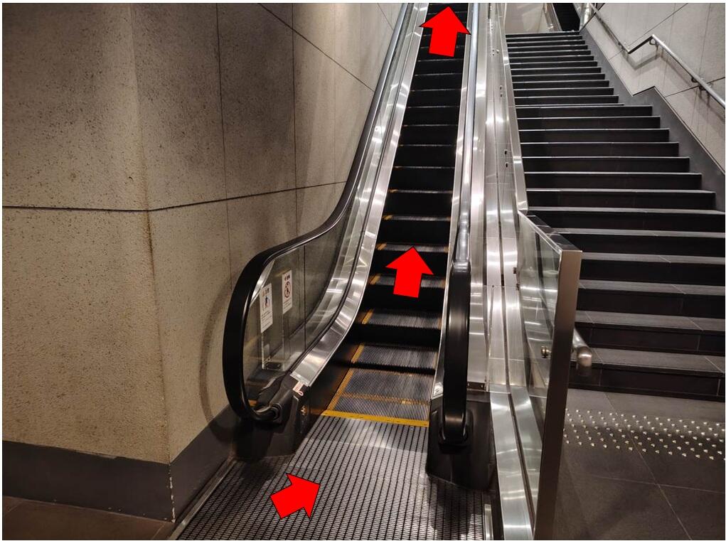 エスカレーターを降りたら、左側にある上りエスカレーターに乗ります。