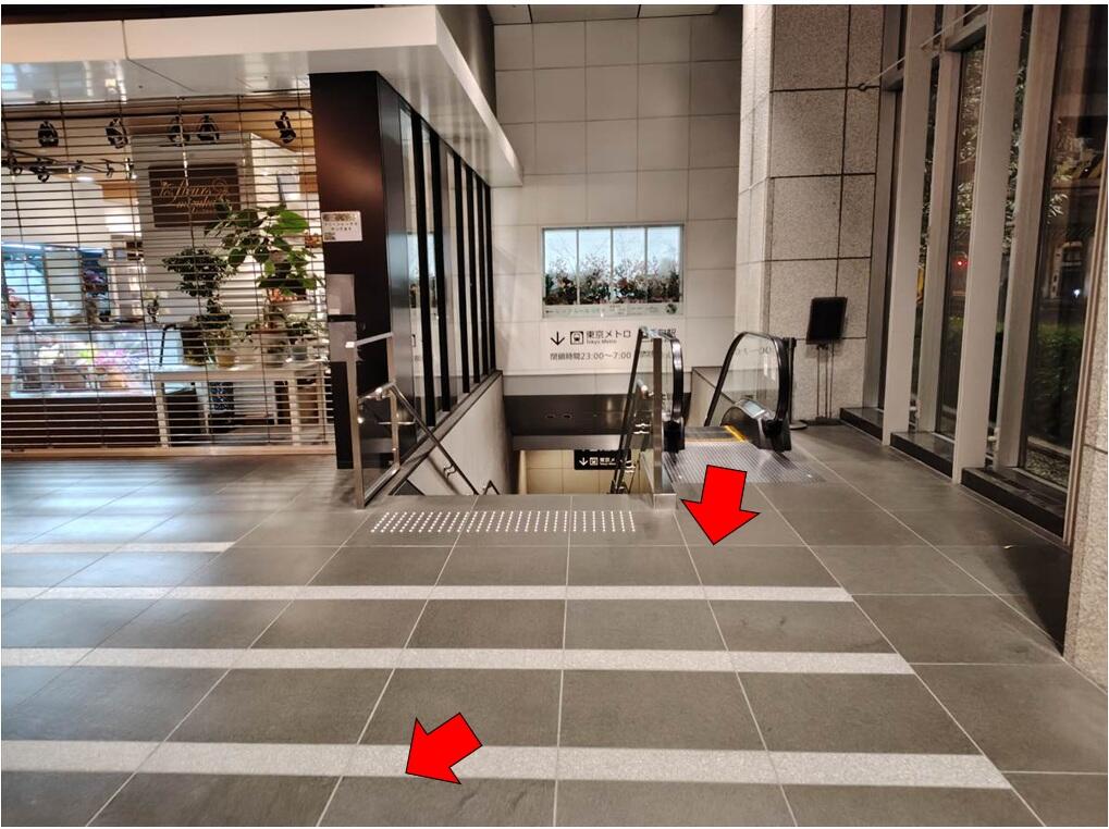 エスカレーターを降りたら、通路を右斜め前方向へ進みます。