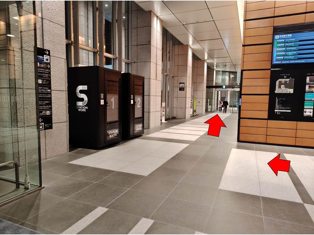 端部まで進んだら、右に曲がってまっすぐ進みます。