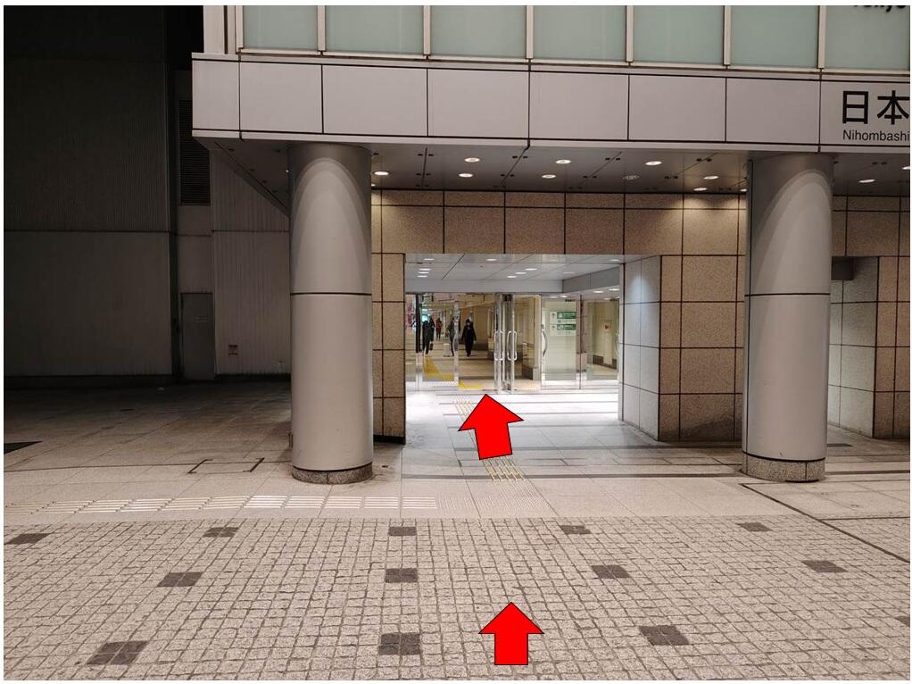 目の前が東京駅『日本橋口』出入口です。日本橋口出入口に入っていき、通路をまっすぐ進んでいきます。