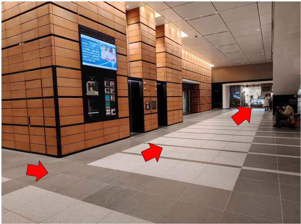 「ＳＴＡＴＩＯＮ　ＷＯＲＫ」付近の通路を左斜め前方向へ