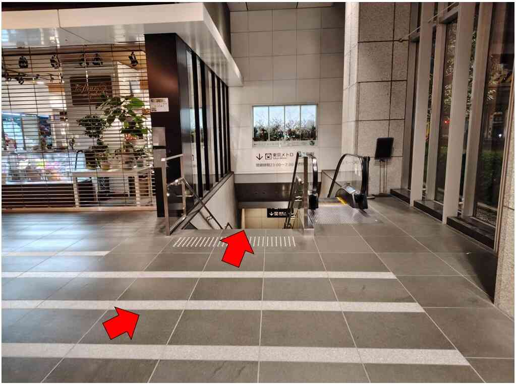 突き当りまで進んだら階段で地下へ