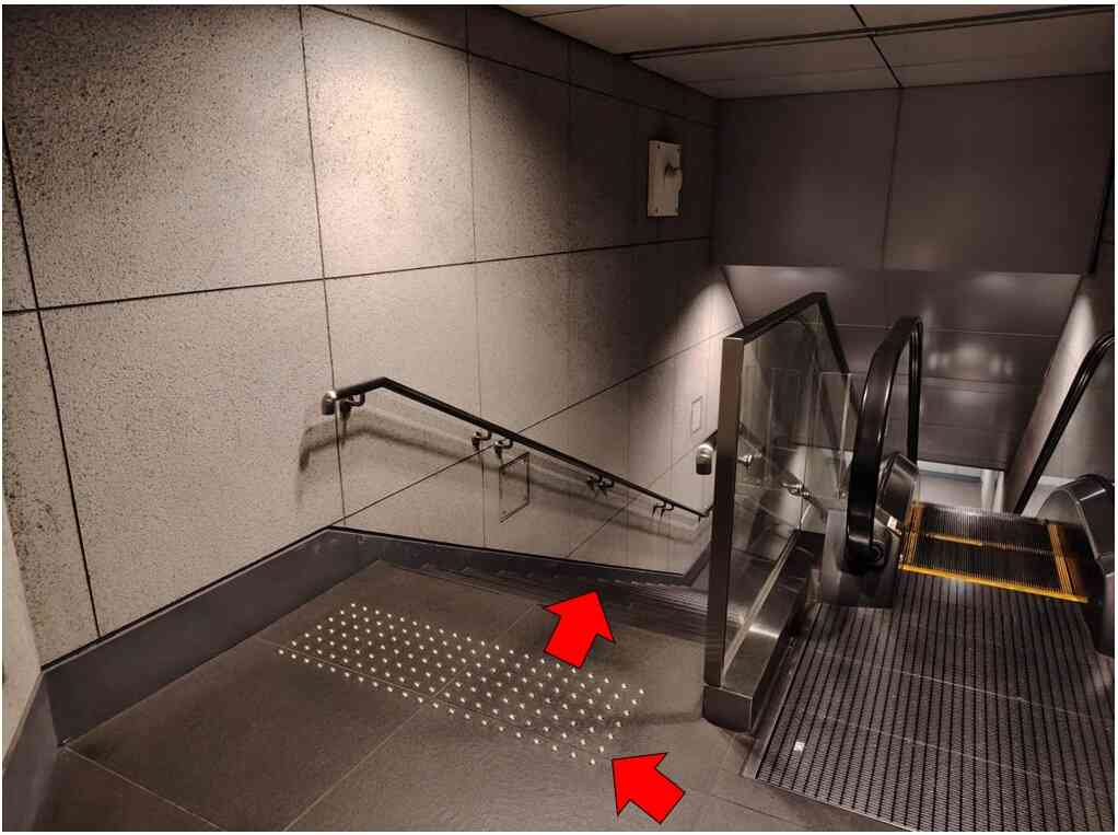 途中、右側の階段をおりる