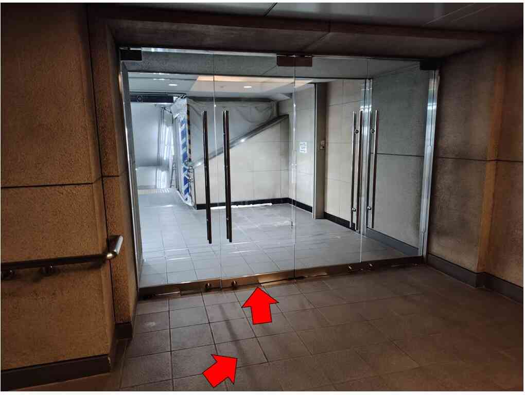 階段をおりたら、サピアタワーを出る