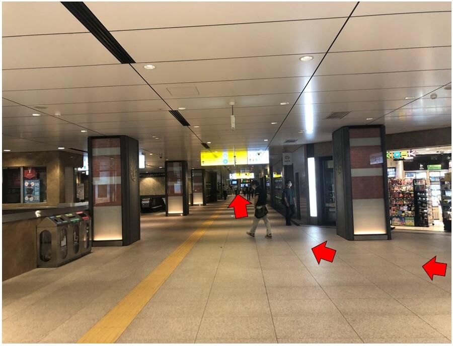 地下１階についたら、キオスク付近の通路を右へ