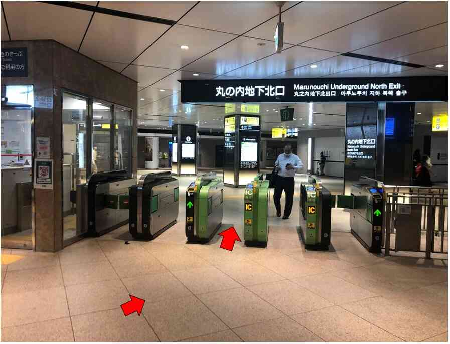 丸の内地下北口を出る