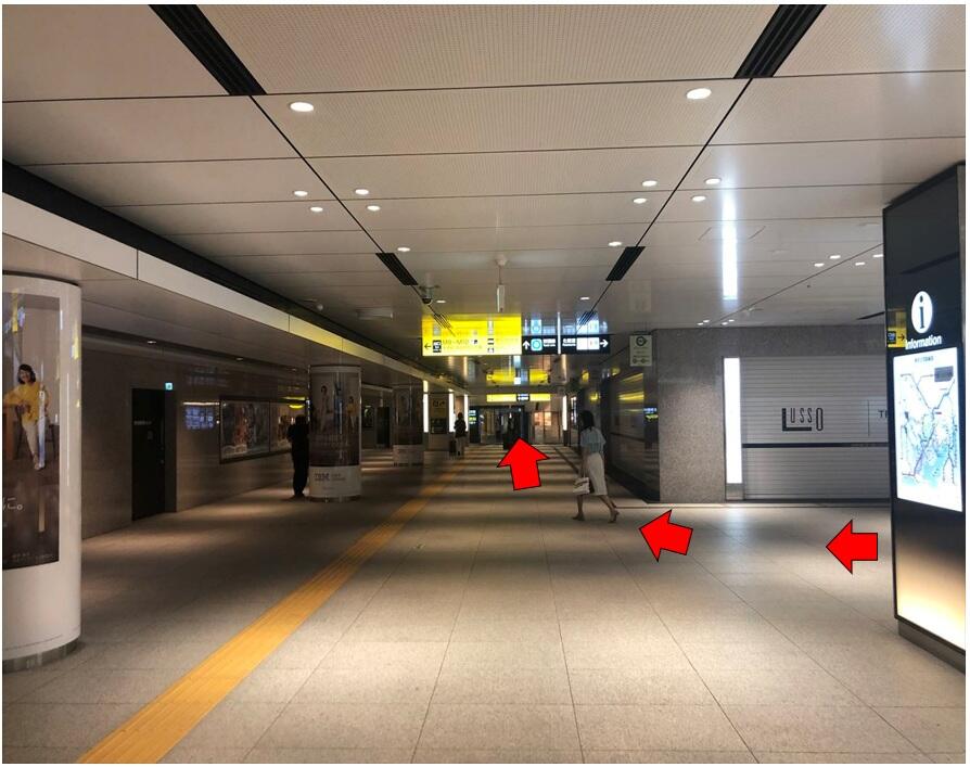 丸の内地下北口を出たら、突き当りを右へ