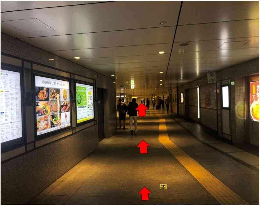 通路を２分程度まっすぐ進む