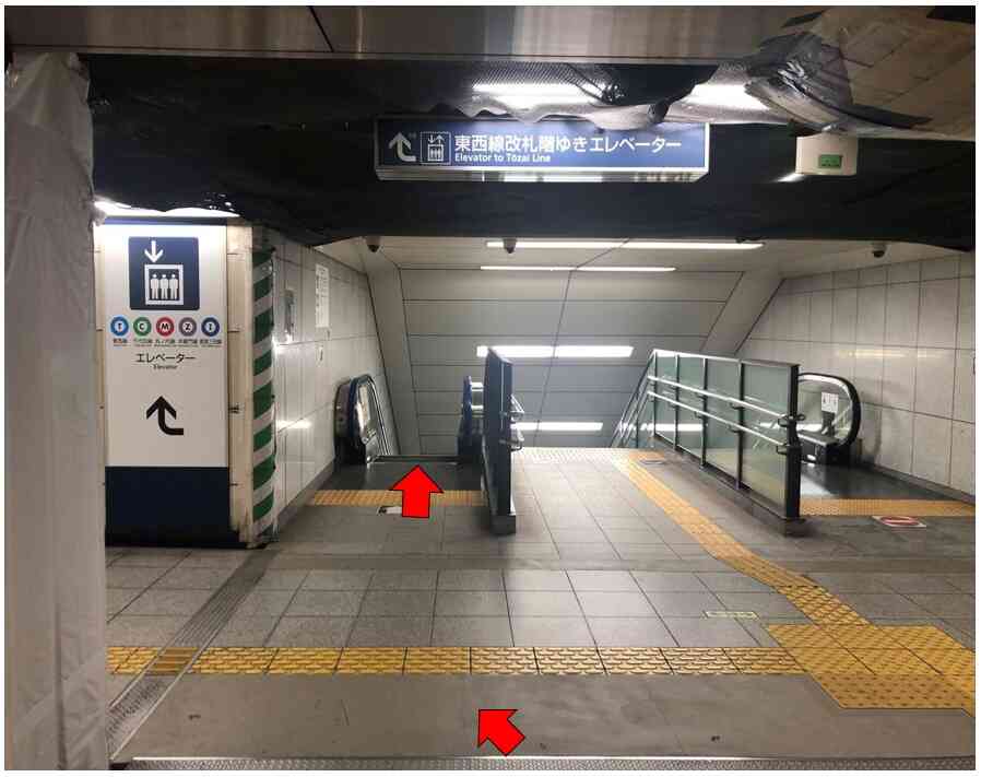 通路を進んだら、下りエスカレーターに乗る