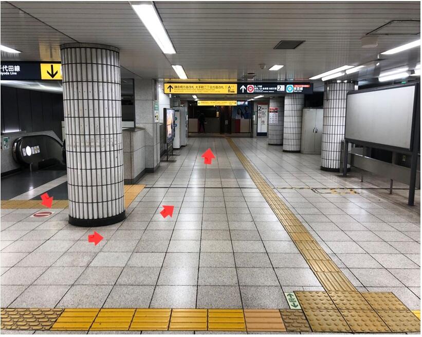エスカレーターをおりたら、左うしろ側へ。