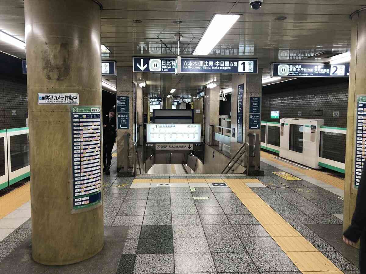 日比谷線１番線（中目黒方面行き）連絡階段