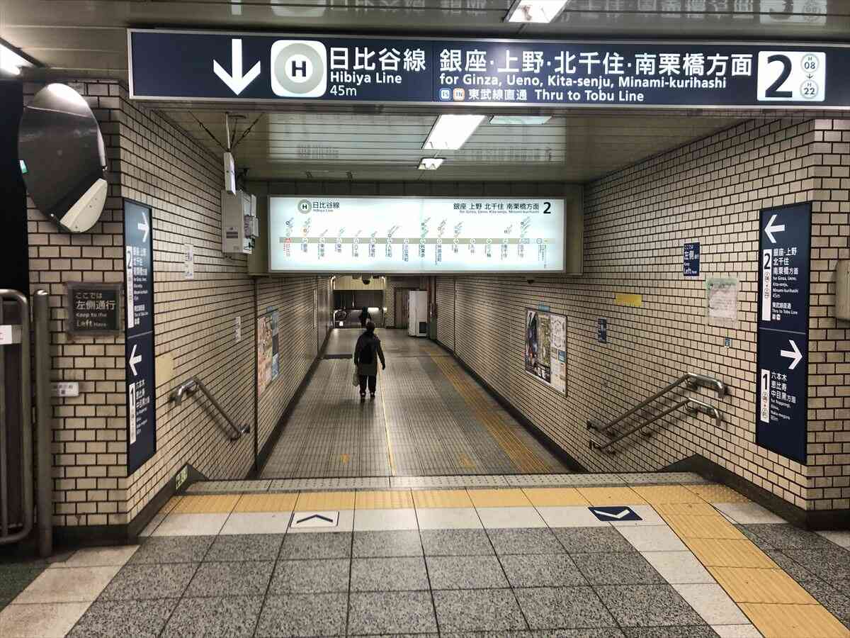 日比谷線２番線（北千住方面行き）連絡階段