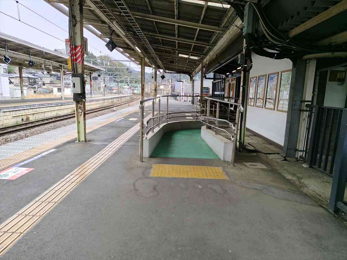 相模湖駅１番線ホーム：改札方面スロープ