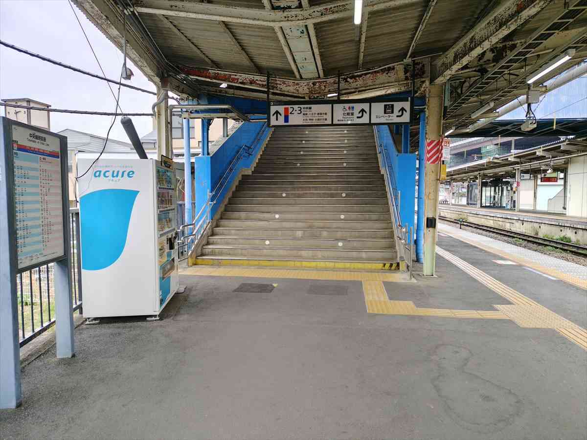 相模湖駅１番線ホーム：２番線・３番線ホーム連絡階段