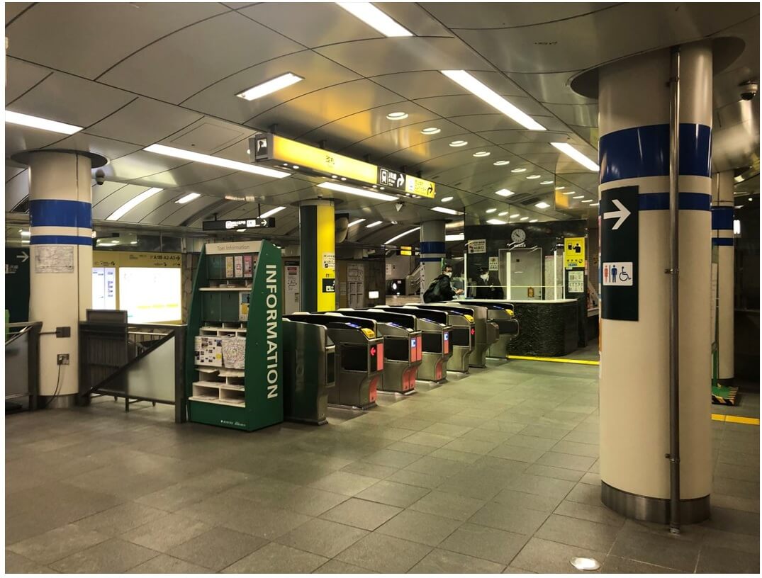 大江戸線：東中野駅改札口